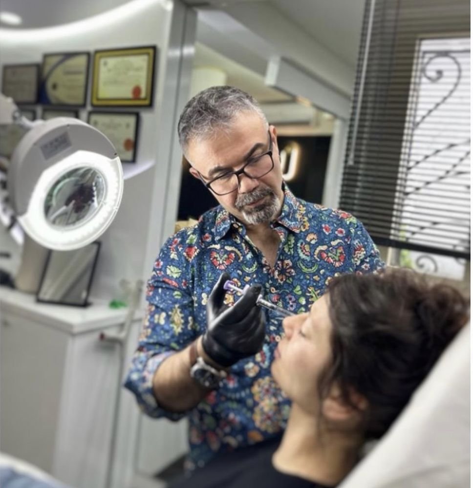 Doç. Dr. Ozan Balık kliniğinde uygulama yaparken